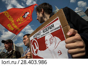 Коммунисты принимают участие в митинге за свободу интернета и в защиту мессенджера Telegram на проспекте Академика Сахарова в городе Москве держат бумажные самолетики с символом Роскомнадзора, Россия, 5 мая 2018. Редакционное фото, фотограф Николай Винокуров / Фотобанк Лори