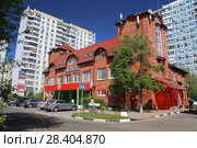 Торговый центр "Ольгино". Московская область, город Железнодорожный (Большая Балашиха), микрорайон Ольгино, улица Главная 22в (2018 год). Редакционное фото, фотограф Алексей Гусев / Фотобанк Лори