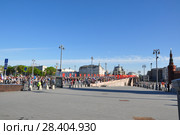 "Бессмертный полк" на Большом Москворецком мосту. Москва, 9 мая 2018 года. Редакционное фото, фотограф Ирина Быстрова / Фотобанк Лори