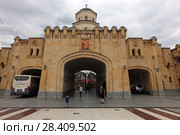 Входной комплекс на территорию "Цминда Самеба" (Пресвятая Троица) с надвратным Храмом. Грузия, город Тбилиси (2017 год). Редакционное фото, фотограф Алексей Гусев / Фотобанк Лори