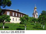 Людской флигель и Церковь Троицы Живоначальной. Усадьба Свиблово в Москве, Россия (2018 год). Стоковое фото, фотограф Natalia Sidorova / Фотобанк Лори