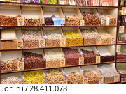 Орехи и сухофрукты на полках в магазине (2018 год). Редакционное фото, фотограф Юрий Морозов / Фотобанк Лори