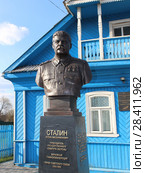Тверская область, Ржевский район, деревня Хорошево. Музей "Калининский фронт. Август 1943 года". Бюст И.В.Сталина перед мемориальной избой-музеем (2018 год). Редакционное фото, фотограф Елена Орлова / Фотобанк Лори