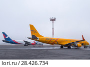 Самолеты Embraer ("Эмбраер") ERJ-195AR с бортовым номером VQ-BRX авиакомпании Saratov Airlines ("Саратовские авиалинии") и Boeing ("Боинг") 767-306 авиакомпании Azur Air ("Азур Эйр") с бортовым номером VQ-BSX в аэропорту Домодедово. Москва (2017 год). Редакционное фото, фотограф Ольга Шуклина / Фотобанк Лори
