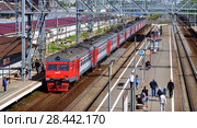 Skhodnya, Russia - May 09. 2018. train of company RZD arrives at station. Редакционное фото, фотограф Володина Ольга / Фотобанк Лори
