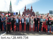 Москва, Сергей Бабурин и группа людей на Красной площади, 9 мая 2018 года. Редакционное фото, фотограф Дмитрий Неумоин / Фотобанк Лори