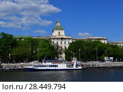 Moscow, Russia - May 12. 2018. Ustyinsky Berth and Imperial Educational House. Редакционное фото, фотограф Володина Ольга / Фотобанк Лори