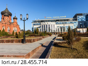 Город Тула. Городской пейзаж с видом на здание торгового центра "Гостиный двор" весенним днём на фоне голубого неба (2018 год). Редакционное фото, фотограф Игорь Низов / Фотобанк Лори