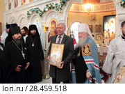 Митрополит Ювеналий вручает грамоты в храме деревни Артемово Пушкинского района (2018 год) Редакционное фото, фотограф Дмитрий Неумоин / Фотобанк Лори