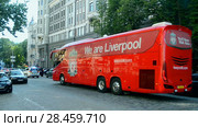 Красный автобус футбольного клуба Liverpool. Эмблема чемпионата на улице города. Подготовка к Лиге чемпионов УЕФА (май 2018 г.). Киев, Украина. Редакционное видео, видеограф FMRU / Фотобанк Лори