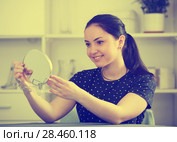 Cheerful gir looking in mirror. Стоковое фото, фотограф Яков Филимонов / Фотобанк Лори