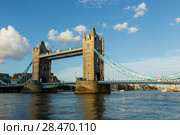 Establishing Shot London Iconic Landmark Tower Bridge. river transport (2017 год). Редакционное фото, фотограф Ирина Мойсеева / Фотобанк Лори