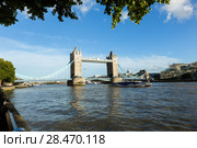 Daylight Establishing Shot London Iconic Landmark Tower Bridge. river transport (2017 год). Редакционное фото, фотограф Ирина Мойсеева / Фотобанк Лори