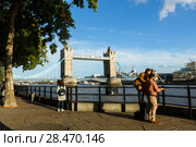 people walk on the embankment near the Tower Bridge. river transport, evening (2017 год). Редакционное фото, фотограф Ирина Мойсеева / Фотобанк Лори