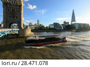 pleasure boat passes under the Tower Bridge. City Hall, Shard, London, evening (2017 год). Редакционное фото, фотограф Ирина Мойсеева / Фотобанк Лори