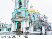 Фрагмент Елоховской площади и портал (парадный вход) в Богоявленский кафедральный собор в Елохове, Спартаковская ул., 15. Москва (2009 год). Редакционное фото, фотограф Алёшина Оксана / Фотобанк Лори