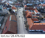 Главная центральная улица Tallinna упирается в площадь в историческом центре города. Курессааре, остров Сааремаа, Эстония (2018 год). Стоковое фото, фотограф Кекяляйнен Андрей / Фотобанк Лори