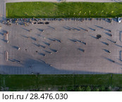 Мото джимхана на парковке у Макаровки. Город Стрельна, Санкт-Петербургское шоссе. Вид сверху. Стоковое фото, фотограф Кекяляйнен Андрей / Фотобанк Лори