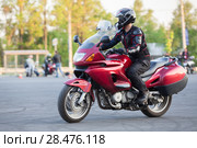 Мотоциклист проезжает по асфальтовой дороге на мотоцикле. Стоковое фото, фотограф Кекяляйнен Андрей / Фотобанк Лори