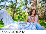 Adult couple picnicking in the summer park under the tree. Стоковое фото, фотограф Kirill Kedrinskiy / Ingram Publishing / Фотобанк Лори