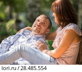 Adult couple picnicking in the summer park under the tree. Стоковое фото, фотограф Kirill Kedrinskiy / Ingram Publishing / Фотобанк Лори