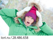 Young woman in winter outfit with surprise expression. Стоковое фото, фотограф Kirill Kedrinskiy / Ingram Publishing / Фотобанк Лори