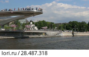 Floating bridge of Zaryadye park on Moskvoretskaya Embankment of Moskva River in Moscow, Russia. Shooting from a tourist pleasure boat (2018 год). Редакционное видео, видеограф Владимир Журавлев / Фотобанк Лори