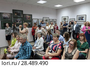 Общественность города на открытии фотовыставки в Балашихинской картинной галерее (2018 год). Редакционное фото, фотограф Дмитрий Неумоин / Фотобанк Лори