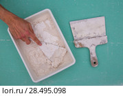 Platering tools for plaster like plaste trowel spatula on green drywall plasterboard. Стоковое фото, фотограф Tono Balaguer / Ingram Publishing / Фотобанк Лори