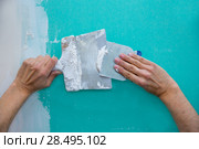 Plastering man hands with plaste on drywall plasterboard hydrophobic construction. Стоковое фото, фотограф Tono Balaguer / Ingram Publishing / Фотобанк Лори
