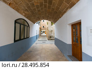 Ciutadella Menorca barrel vault passage downtown Ciudadela at Balearic islands (2013 год). Стоковое фото, фотограф Tono Balaguer / Ingram Publishing / Фотобанк Лори