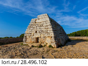 Menorca Ciutadella Naveta des Tudons megalithic chamber tomb In Balearic islands (2013 год). Стоковое фото, фотограф Tono Balaguer / Ingram Publishing / Фотобанк Лори