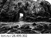California Pfeiffer Beach in Big Sur State Park dramatic black and white rocks and waves (2013 год). Стоковое фото, фотограф Tono Balaguer / Ingram Publishing / Фотобанк Лори