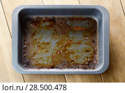 Empty dirty baking pan on the wooden table. Стоковое фото, фотограф Olena Mykhaylova / Ingram Publishing / Фотобанк Лори