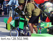 Герой мальчиш на военной технике в День Победы. Конкурс детских колясок (2017 год). Редакционное фото, фотограф Анатолий Матвейчук / Фотобанк Лори
