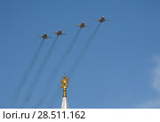 Модернизированные фронтовые бомбардировщики с крылом изменяемой стреловидности Су-24М во время парада, посвященного 73-летию Победы в Великой Отечественной войне, пролетают в небе над Красной площадью (2018 год). Редакционное фото, фотограф Free Wind / Фотобанк Лори