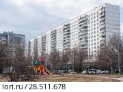 Москва. Советский тринадцатиэтажный шестиподъездный панельный жилой дом серии И-286, Славянский бульвар, 9, корпус 1 (2015 год). Редакционное фото, фотограф Алёшина Оксана / Фотобанк Лори