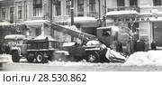 Уборка снега с помощью снегоуборщика. 1970-е годы. Редакционное фото, фотограф Retro / Фотобанк Лори