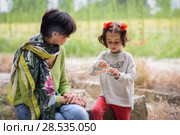 Happy mother with her little daughter picnicking. Стоковое фото, фотограф Javier Sánchez Mingorance / Ingram Publishing / Фотобанк Лори