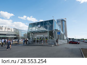 Наземный стеклянный вестибюль на улице Савушкина станции метро "Беговая". Санкт-Петербург (2018 год). Редакционное фото, фотограф Ольга Визави / Фотобанк Лори