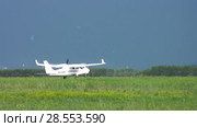 Взлетает самолёт Tecnam P2006T. Aircraft Tecnam P2006T takes off. Редакционное видео, видеограф Евгений Романов / Фотобанк Лори