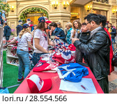Иностранные туристы в дни чемпионата по футболу раскупают сувениры в ГУМе (2018 год). Редакционное фото, фотограф Виктор Тараканов / Фотобанк Лори