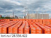 Газобетонные блоки "AEROK" на складской площадке центра строительных материалов группы "ЛСР" (LSR). Санкт-Петербург (2018 год). Редакционное фото, фотограф Александр Щепин / Фотобанк Лори