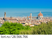 Вид на Собор Санта-Мария-дель-Фьоре (La Cattedrale di Santa Maria del Fiore; Собор Святой Марии в цветах) весенним днем. Флоренция. Италия (2018 год). Стоковое фото, фотограф E. O. / Фотобанк Лори