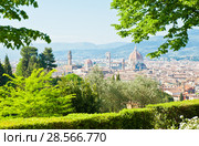 Вид на Собор Санта-Мария-дель-Фьоре (La Cattedrale di Santa Maria del Fiore; Собор Святой Марии в цветах). Весенний день. Флоренция. Италия (2018 год). Стоковое фото, фотограф E. O. / Фотобанк Лори