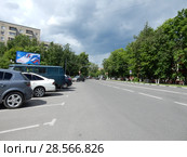 Улица Ленина. Баннер ко Дню России. Город Реутов. Балашихинский район. Московская область (2018 год). Редакционное фото, фотограф lana1501 / Фотобанк Лори