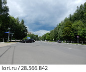 Проезжая части дороги на улице Ленина. Город Реутов. Балашихинский район. Московская область (2018 год). Редакционное фото, фотограф lana1501 / Фотобанк Лори