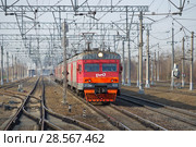 Электропоезд ЭТ2М-102 на железнодорожных пути весенним солнечным днем (2018 год). Редакционное фото, фотограф Виктор Карасев / Фотобанк Лори