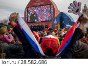Болельщик Российской национальной футбольной сборной радуется забитому голу в ворота Саудовской Аравии на Фестивале болельщиков ФИФА во время матча открытия Чемпионата мира по футболу FIFA 2018, Россия. Редакционное фото, фотограф Николай Винокуров / Фотобанк Лори