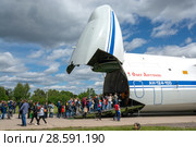 Очередь в самолет Ан-124 "Руслан", эродром Мигалово. Праздничные мероприятия, приуроченные к 75-летию со дня формирования 12-й гвардейской военно-транспортной авиационной Мгинской дивизии 196-го ВТАП (2018 год). Редакционное фото, фотограф Alexei Tavix / Фотобанк Лори